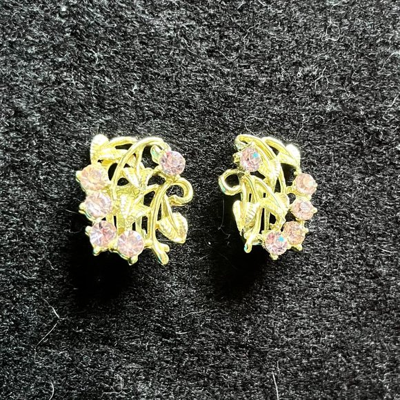 Vintage Silver-Tone Floral-Look Clip Earrings w/Light Lilac Faceted Crystals - Picture 4 of 4